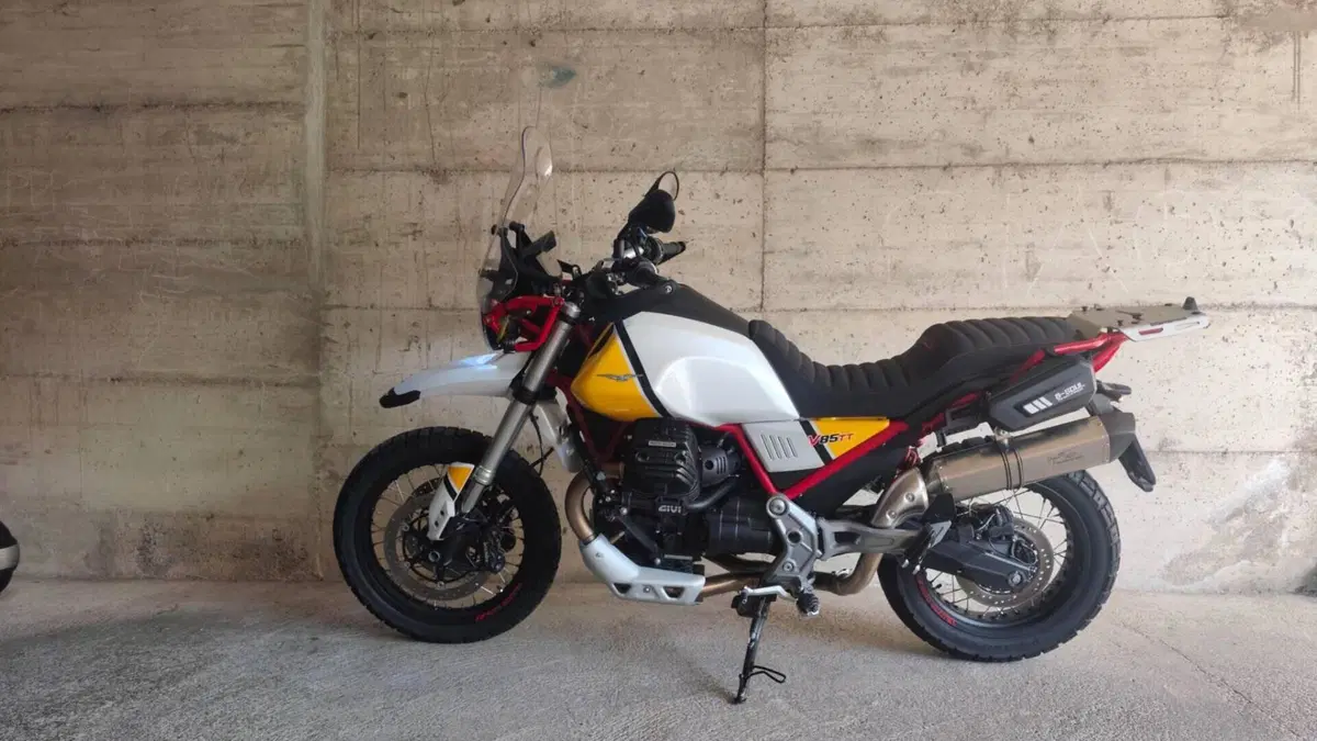Moto Guzzi V85 TT Evocative Graphics (2019 - 20)  (2)