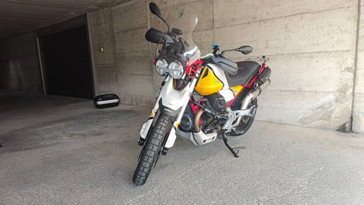 Moto Guzzi V85 TT Evocative Graphics (2019 - 20)  (3)