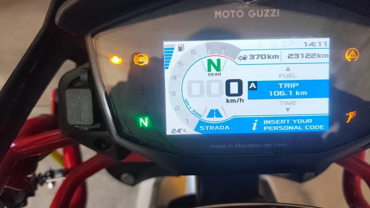 Moto Guzzi V85 TT Evocative Graphics (2019 - 20)  (4)
