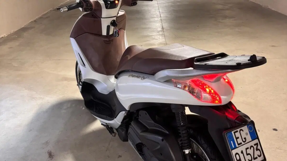 Piaggio Beverly 300 i.e. ABS-ASR (2016 - 20)  (2)
