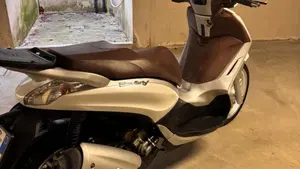Piaggio Beverly 300 i.e. ABS-ASR (2016 - 20)  (3)
