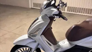 Piaggio Beverly 300 i.e. ABS-ASR (2016 - 20)  (4)