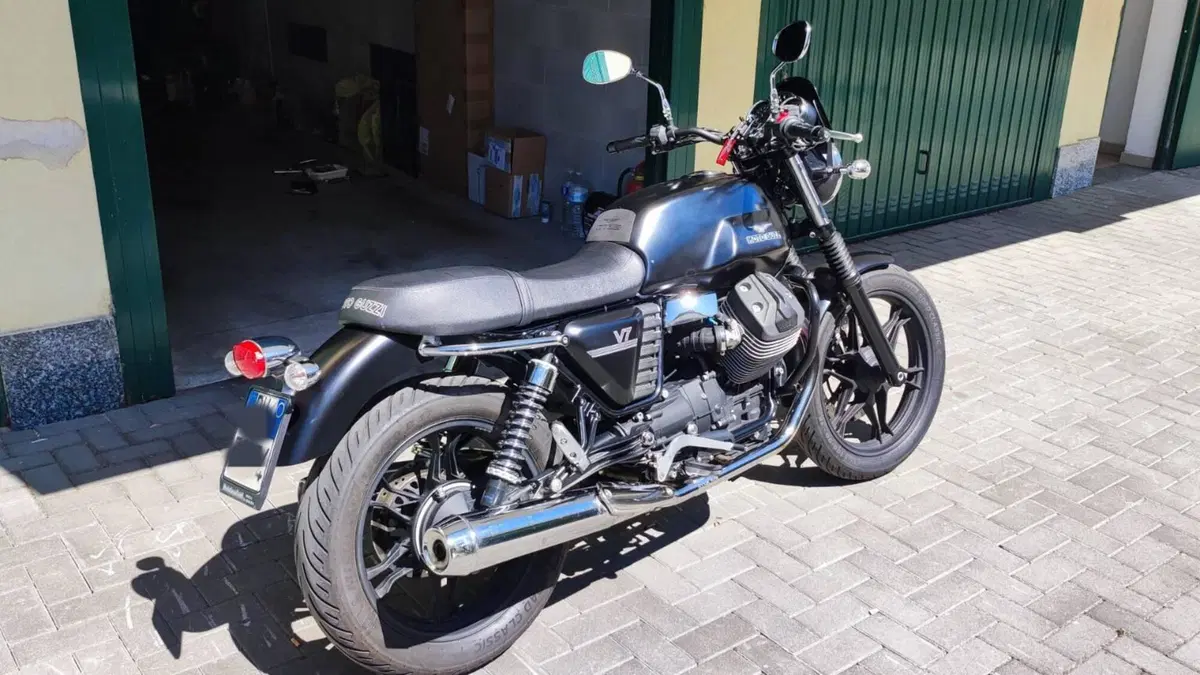 Moto Guzzi V7 Stone (2012 - 15) 