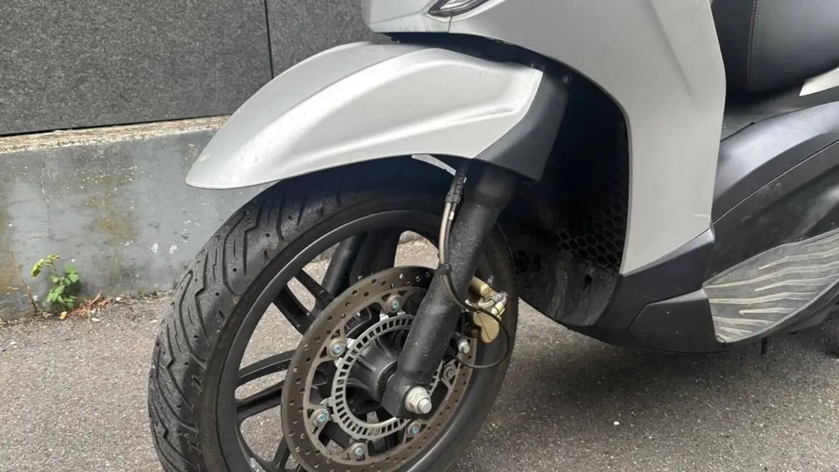 Piaggio Beverly 300 Hpe (2021)  (2)