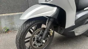 Piaggio Beverly 300 Hpe (2021)  (2)