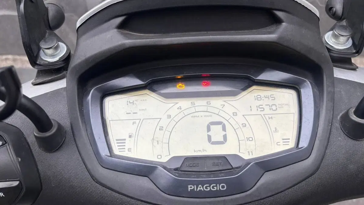 Piaggio Beverly 300 Hpe (2021)  (10)