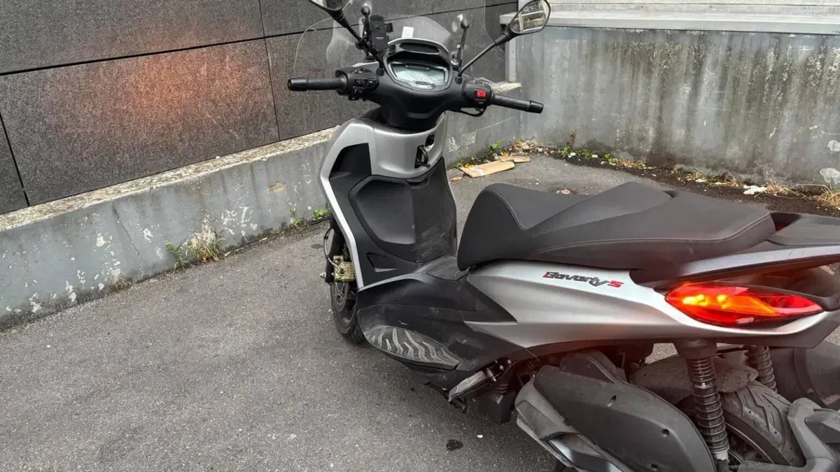 Piaggio Beverly 300 Hpe (2021)  (5)