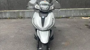 Piaggio Beverly 300 Hpe (2021)  (7)