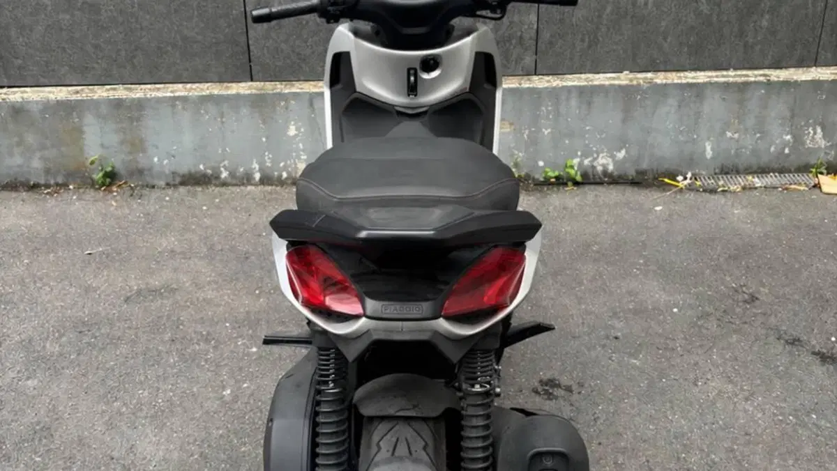 Piaggio Beverly 300 Hpe (2021)  (8)
