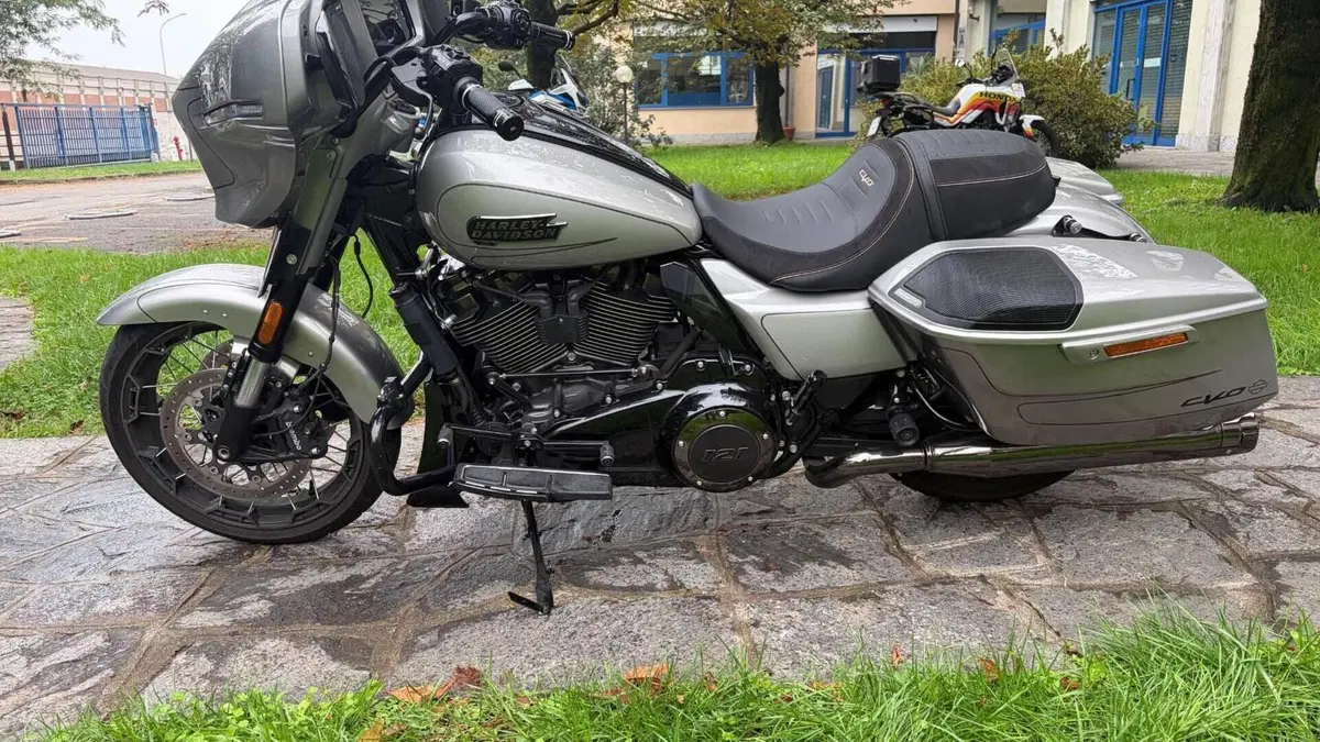 Harley-Davidson CVO Street Glide (2023) 