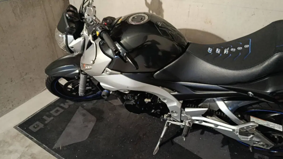 Suzuki GSR 600 (2006 - 11)  (4)