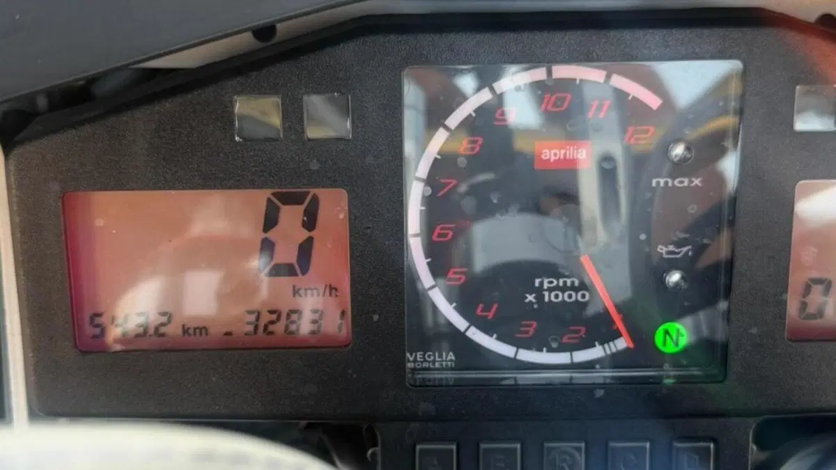 Aprilia Tuono 1000 R (2004 - 05)  (6)