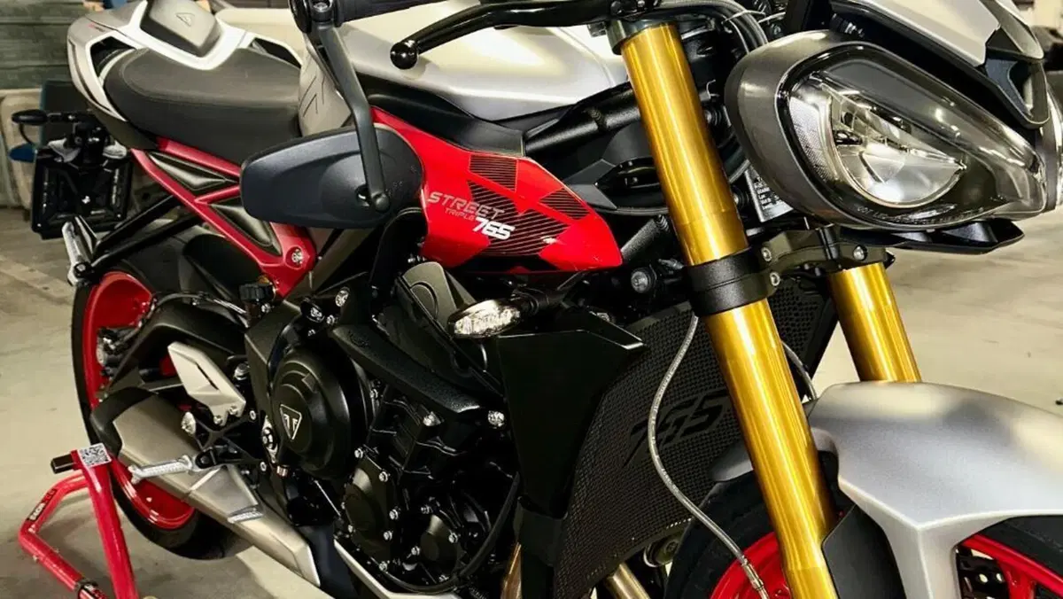 Triumph Street Triple 765 RX (2026)  (2)