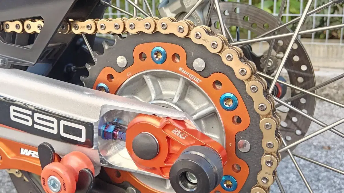 KTM 690 SMC R (2023 - 25)  (8)