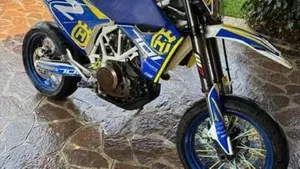 Husqvarna 701 Supermoto (2016) 