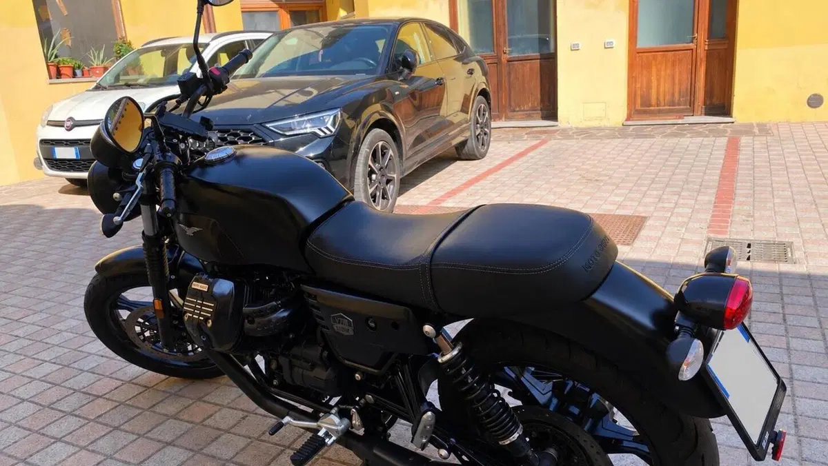 Moto Guzzi V7 III Stone (2017 - 20)  (2)