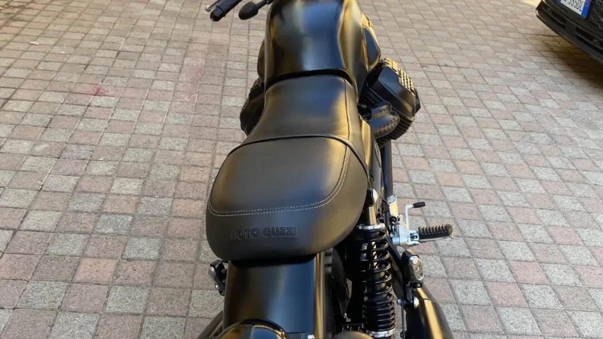 Moto Guzzi V7 III Stone (2017 - 20)  (4)