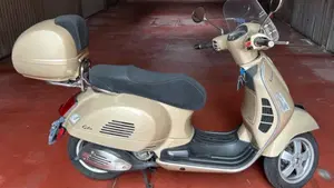 Vespa GTS 300 Hpe (2019)  (3)