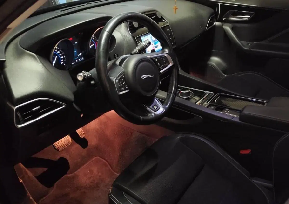 Jaguar F-Pace 2.0 D 180 CV aut. R-Sport (7)