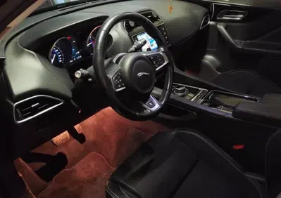 Jaguar F-Pace 2.0 D 180 CV aut. R-Sport (7)