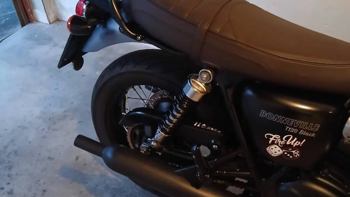 Triumph Bonneville T120 Black (2017 - 20)  (8)