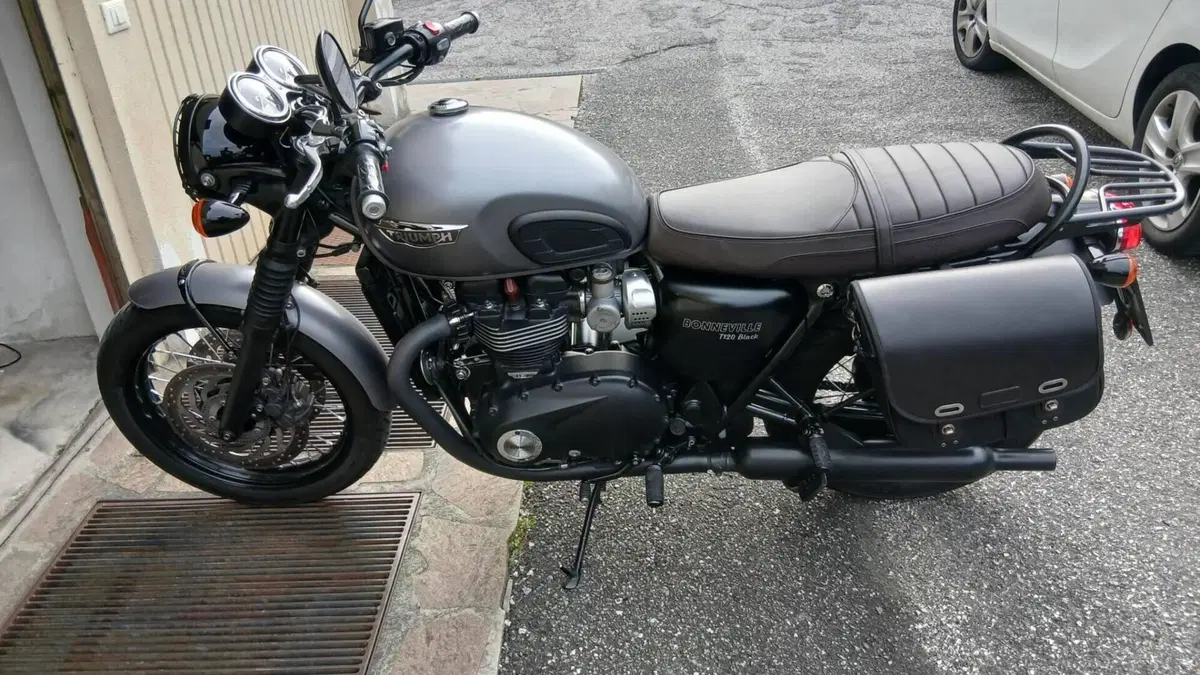 Triumph Bonneville T120 Black (2017 - 20)  (12)