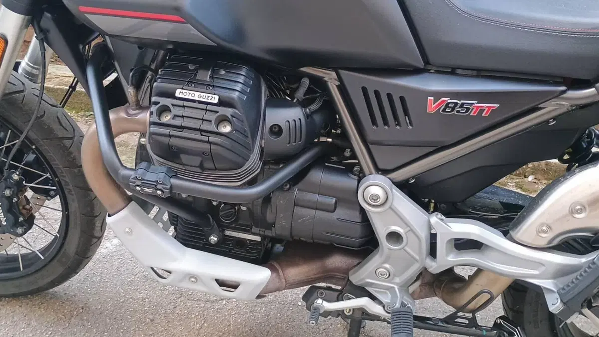 Moto Guzzi V85 TT Travel (2021 - 23)  (6)