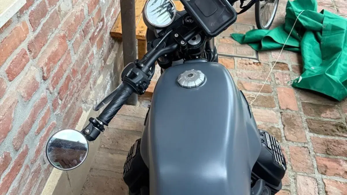 Moto Guzzi V7 III Stone (2017 - 20)  (2)