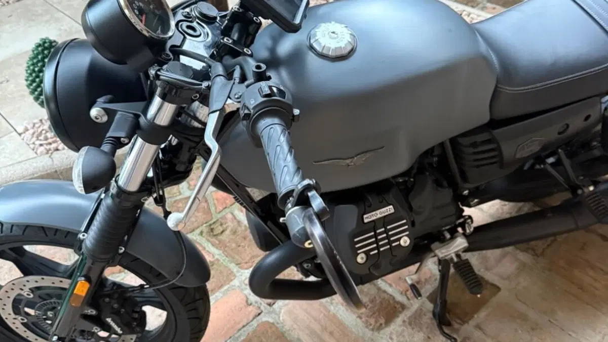 Moto Guzzi V7 III Stone (2017 - 20)  (5)