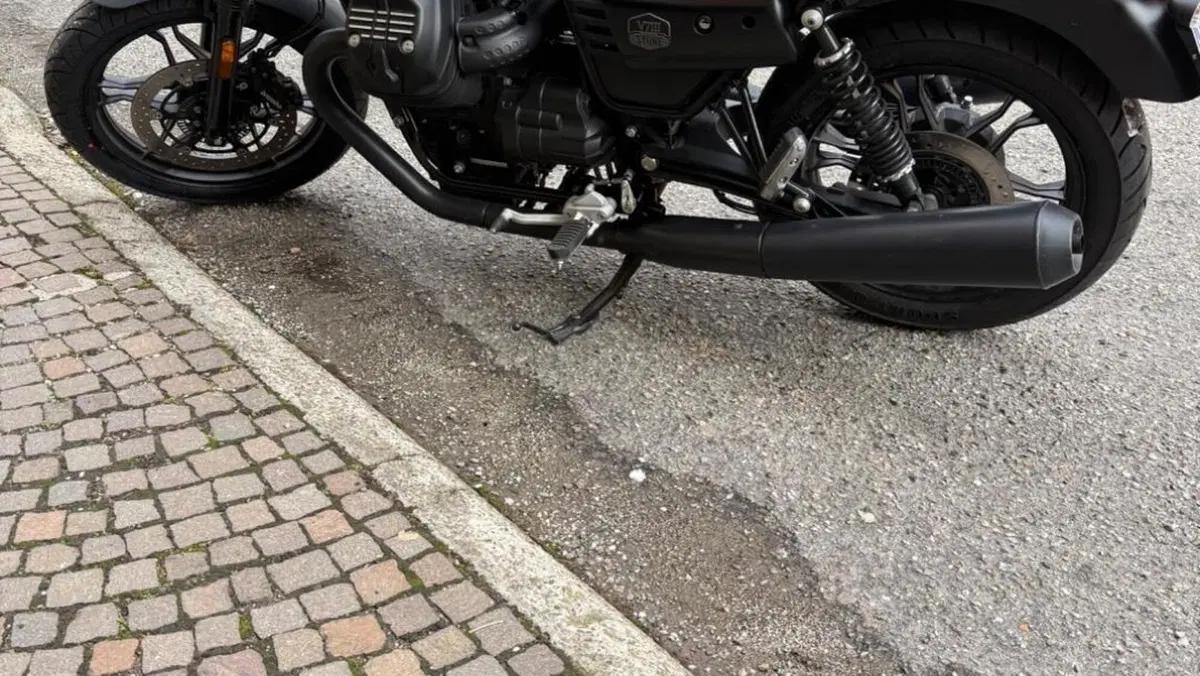 Moto Guzzi V7 III Stone (2017 - 20)  (8)