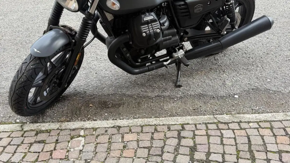 Moto Guzzi V7 III Stone (2017 - 20)  (9)