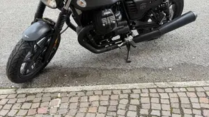 Moto Guzzi V7 III Stone (2017 - 20)  (9)