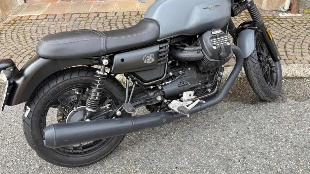 Moto Guzzi V7 III Stone (2017 - 20)  (10)