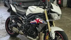 Triumph Street Triple R (2013 - 14)  (2)