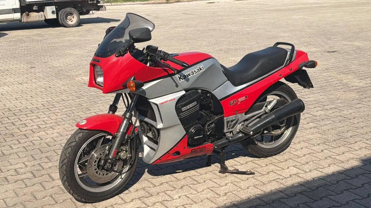 Kawasaki GPz 900 R  (3)