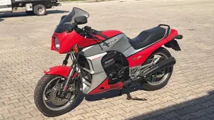 Kawasaki GPz 900 R  (3)