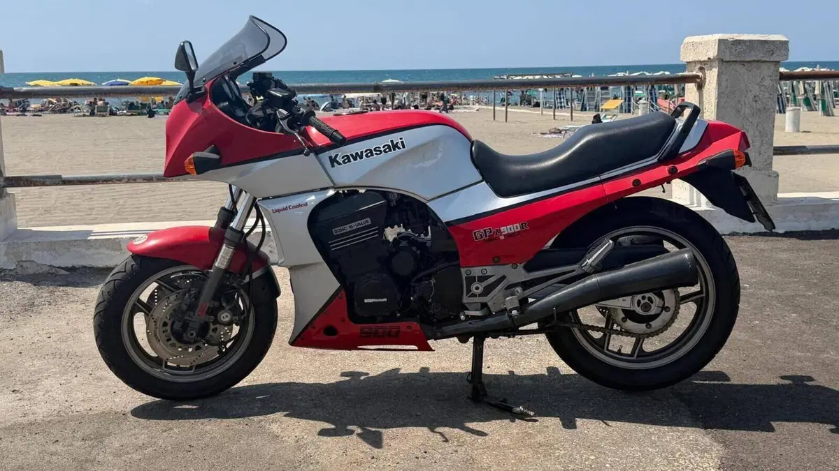 Kawasaki GPz 900 R  (4)