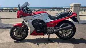 Kawasaki GPz 900 R  (4)