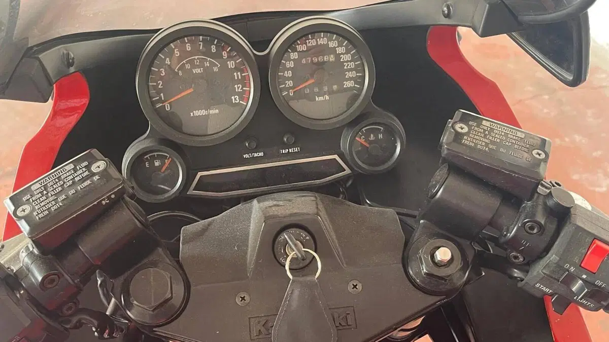 Kawasaki GPz 900 R  (6)