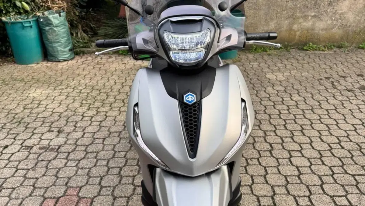 Piaggio Beverly 300 Hpe (2021)  (2)