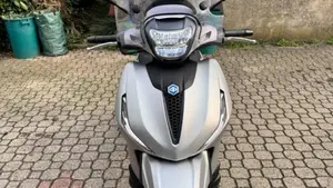 Piaggio Beverly 300 Hpe (2021)  (2)