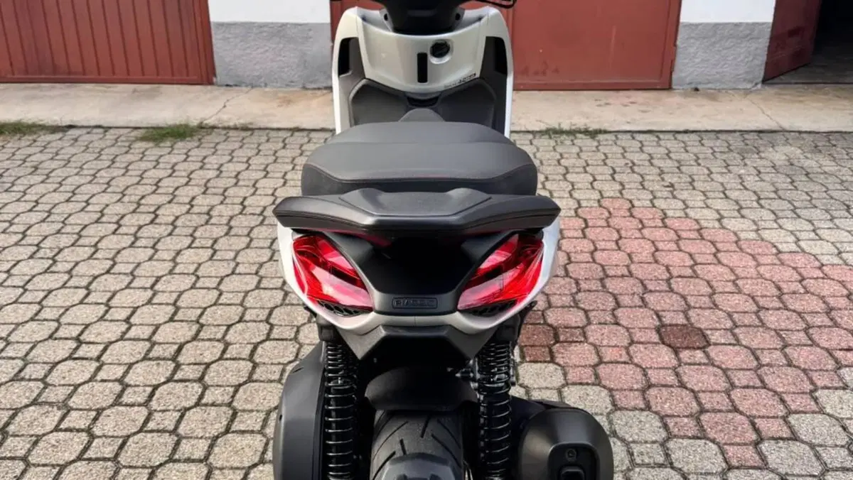 Piaggio Beverly 300 Hpe (2021)  (4)