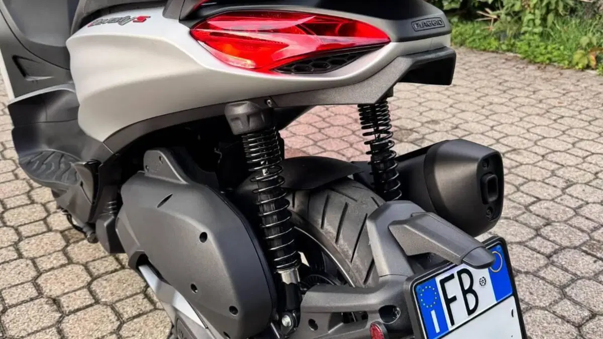 Piaggio Beverly 300 Hpe (2021)  (5)