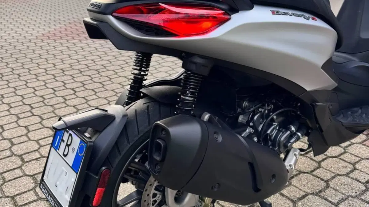 Piaggio Beverly 300 Hpe (2021)  (6)