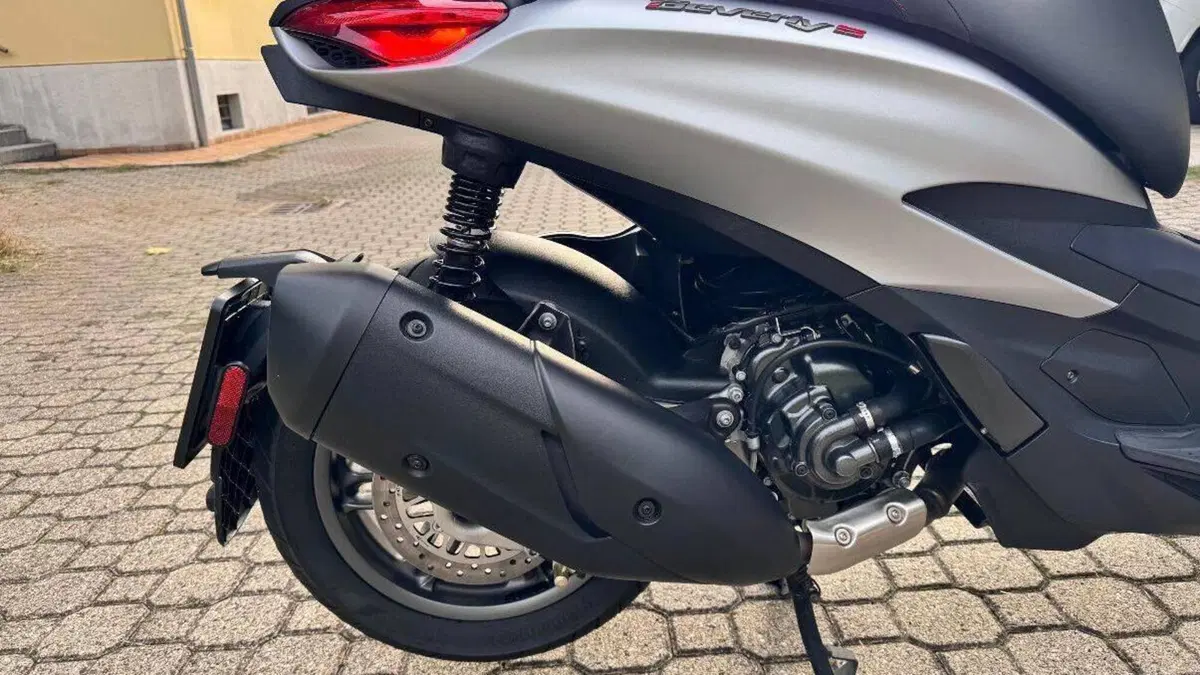 Piaggio Beverly 300 Hpe (2021)  (7)