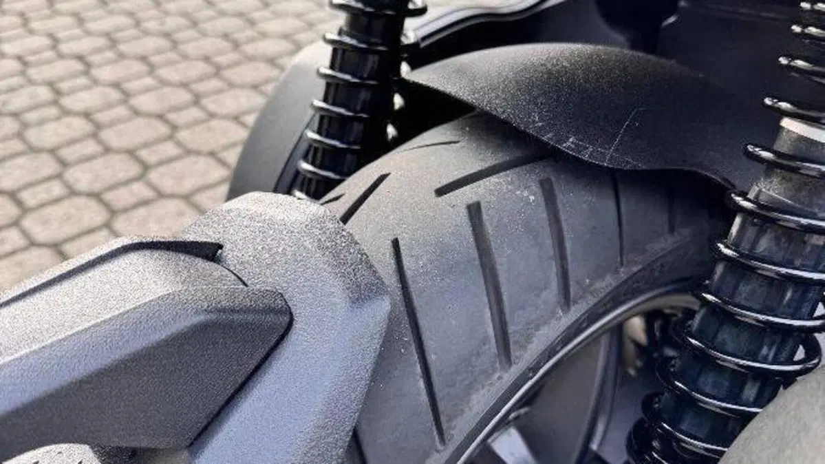 Piaggio Beverly 300 Hpe (2021)  (8)