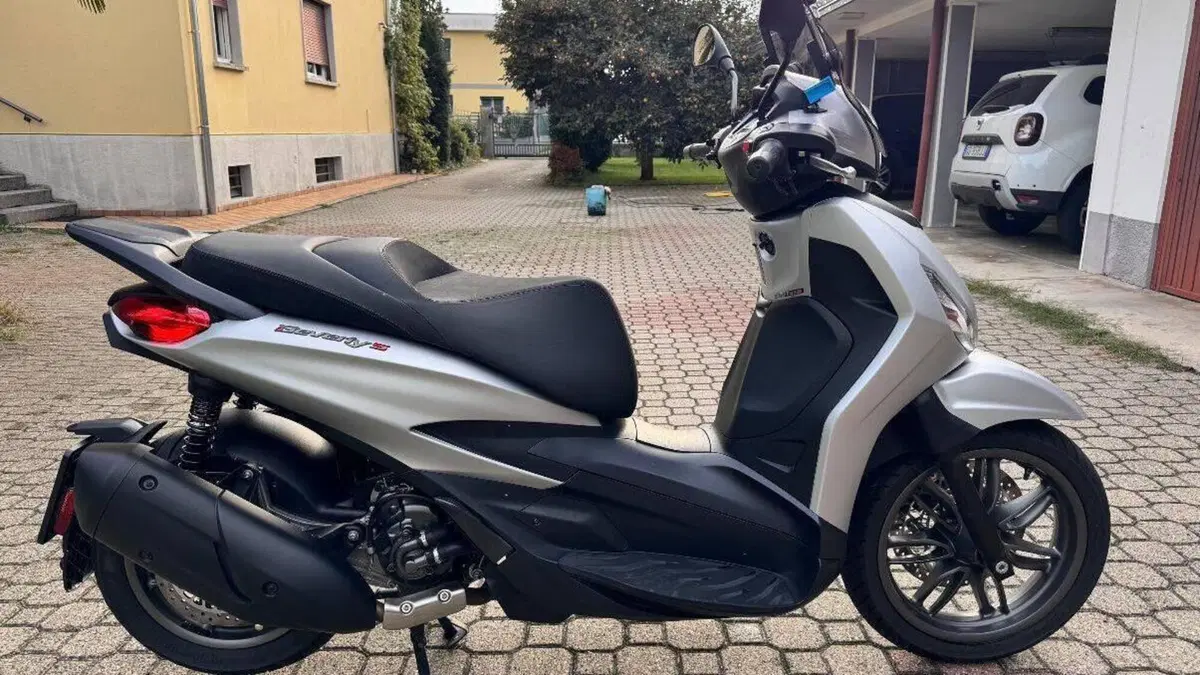 Piaggio Beverly 300 Hpe (2021)  (9)