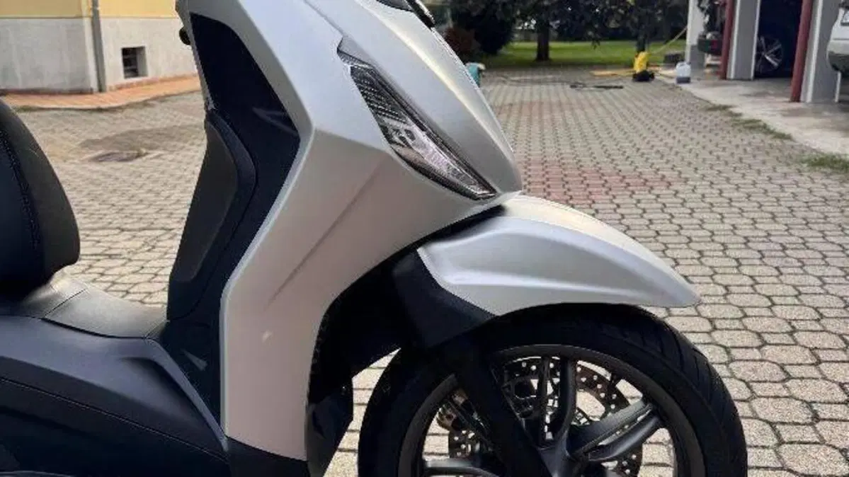 Piaggio Beverly 300 Hpe (2021)  (10)