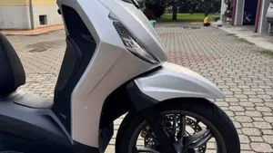 Piaggio Beverly 300 Hpe (2021)  (10)