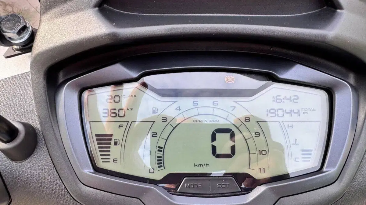 Piaggio Beverly 300 Hpe (2021)  (12)